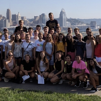 German students and hosts with Cincinnati Syline